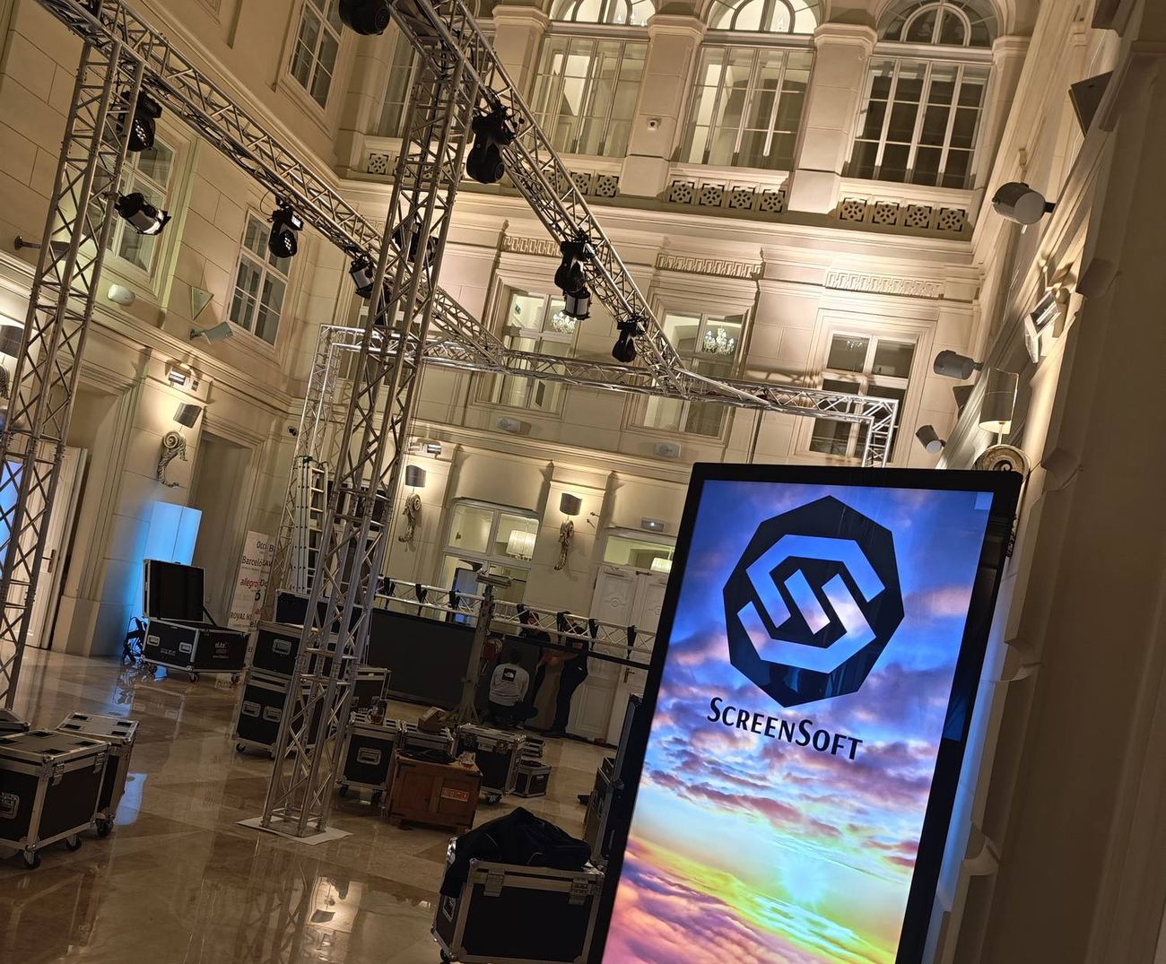 Digitální informační totem se softwarem ScreenSoft ve veřejném prostoru