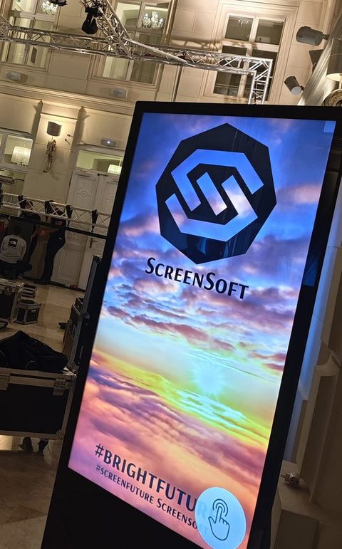 Totem se značkou ScreenSoft v obchodním centru