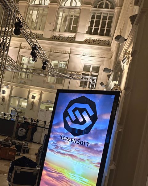 Totem se značkou ScreenSoft ve výstavní hale